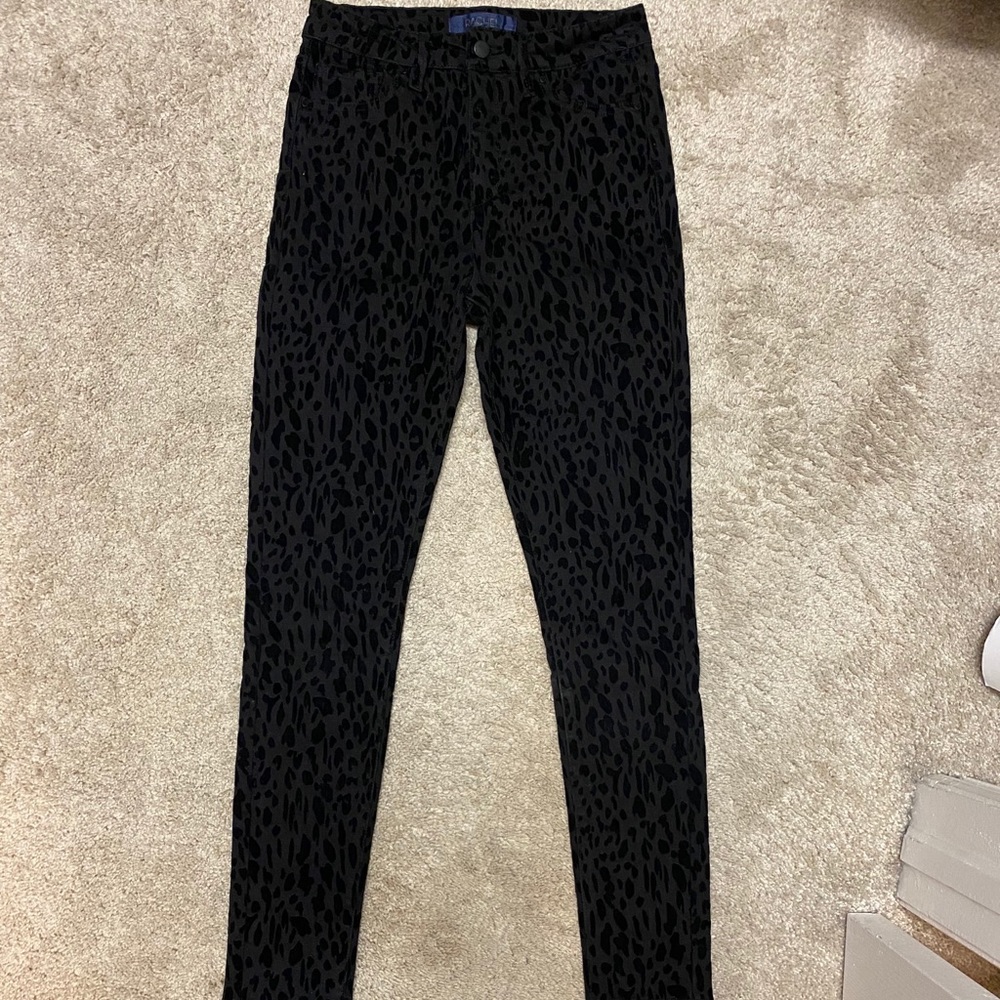 Skinny High Rise Jeans in Black Leopard Print